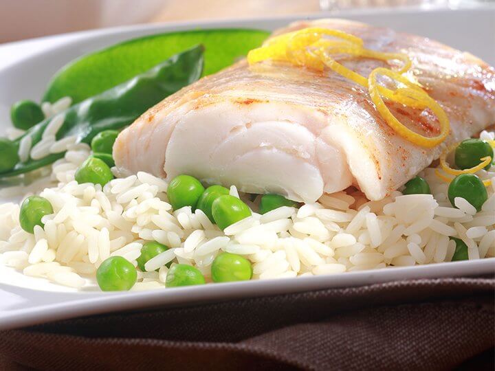 Hvid fisk med ris og groent