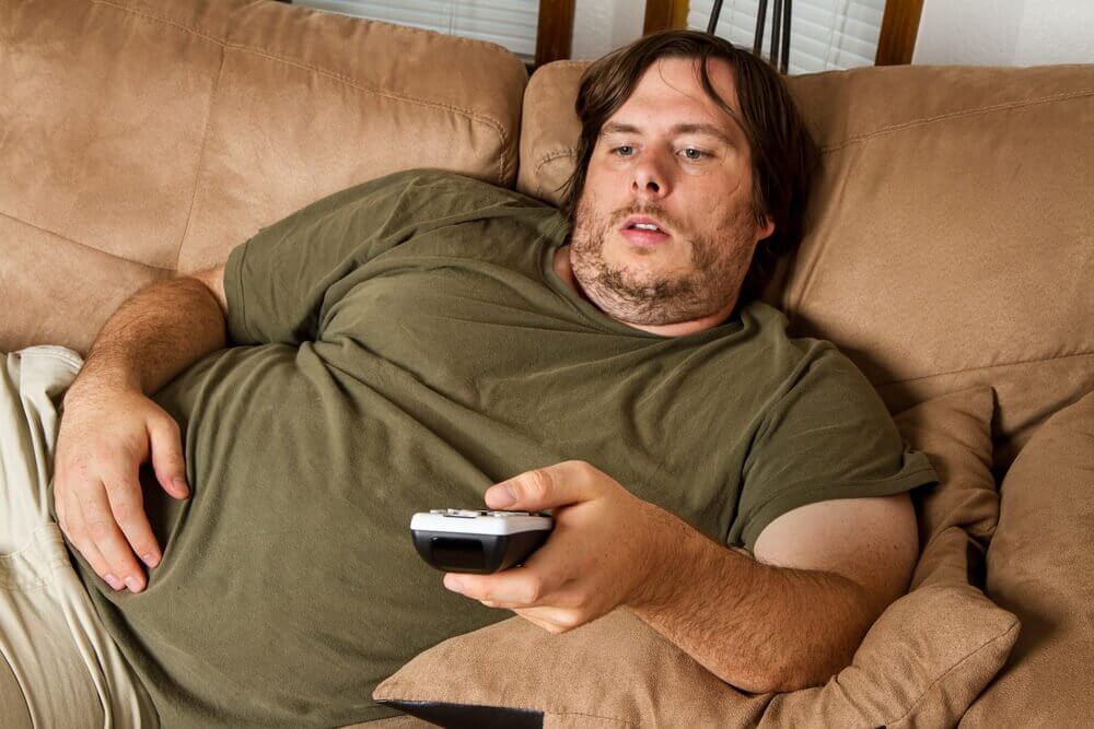Fed mand i sofa
