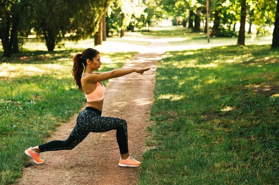 Kvinde dyrker yoga i parken