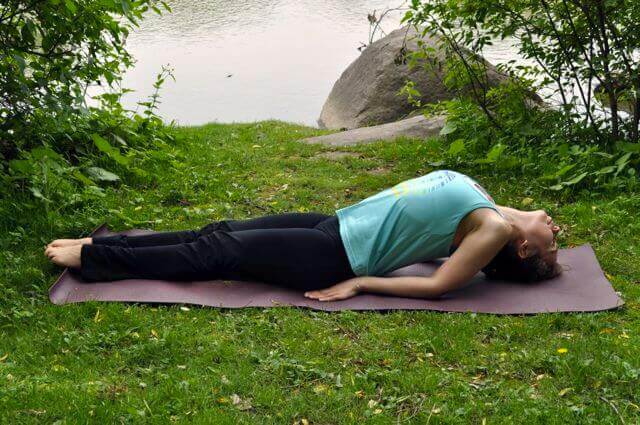 Kvinde der dyrker yoga stilling