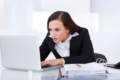 Kvinde sidder ved computeren - paavirker stress