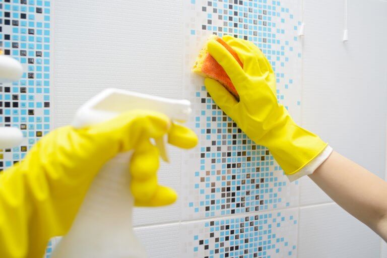 gule handsker - desinficere dit badeværelse