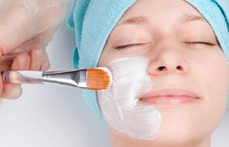 Kvinde der faar lagt en maske