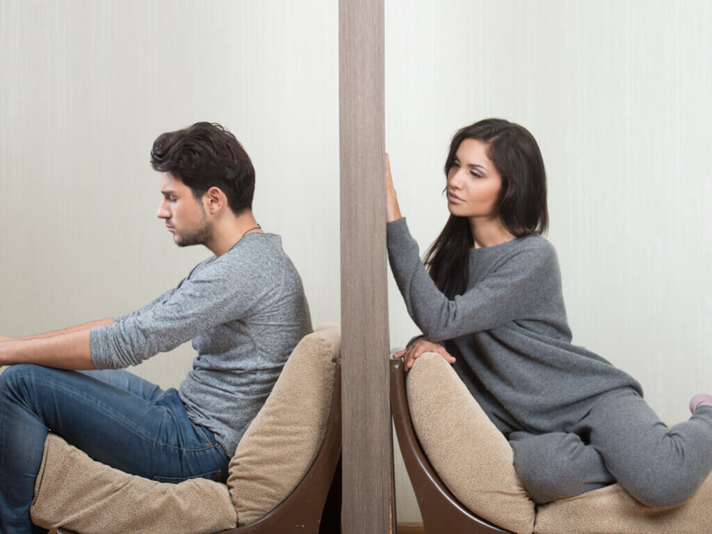 Par med vaeg mellem sig - udnytter din partner