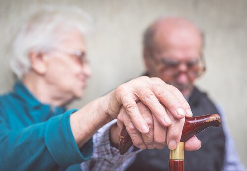 Gammelt aegtepar - tegn på Alzheimers