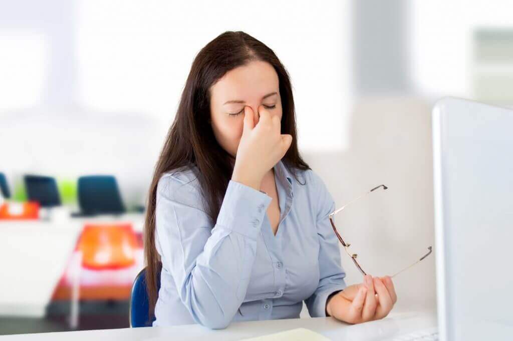 Kvinde gnider sine oejne - symptomer paa diabetes