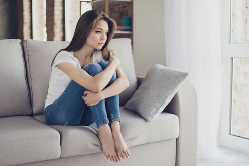 Kvinde der sidder i sofaen - offer for psykisk vold