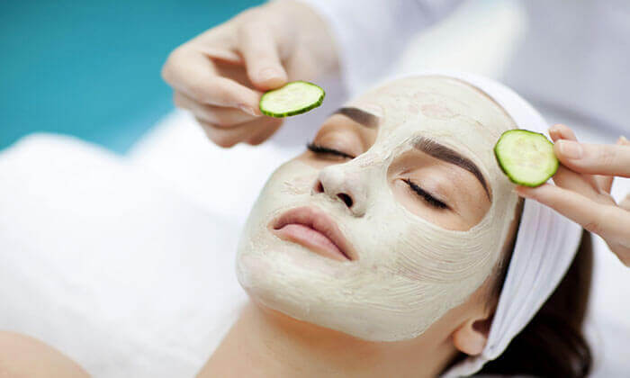 Kvinde der faar en agurk maske