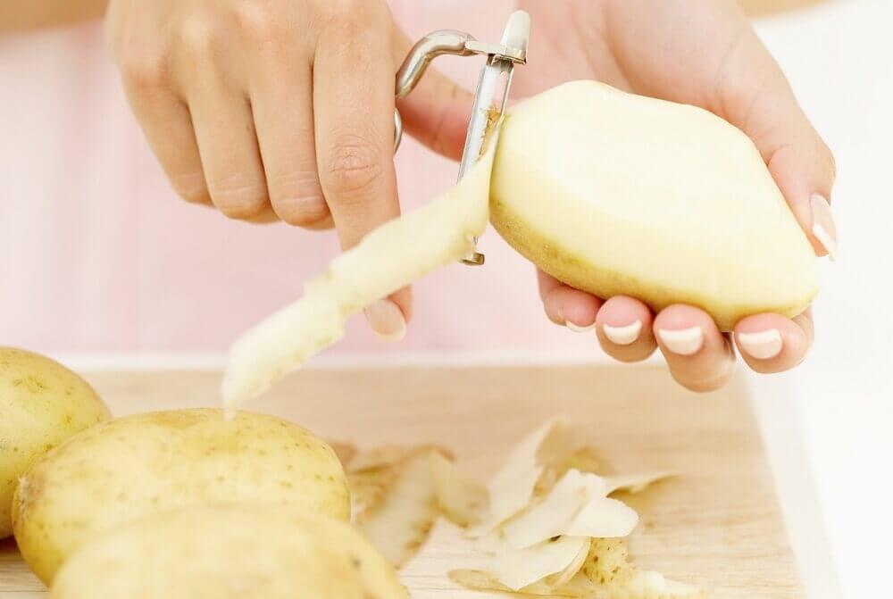 Kartofler der bliver skraellet