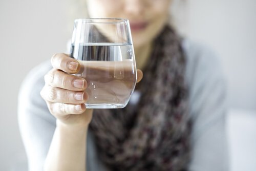 Glas med vand - faa gang i skjoldbruskkirtlen