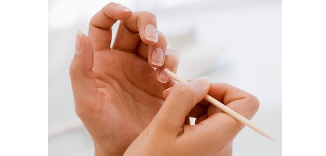 Person der ordner negle - skoenhedsfordele ved kokosolie