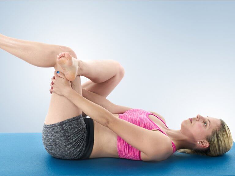 Kvinde der laver yoga oevelse - styrke din laend