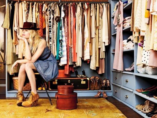 Kvinde der sidder og spekulerer ved sin garderobe