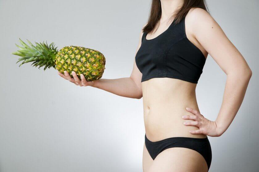 Kvinde med ananas