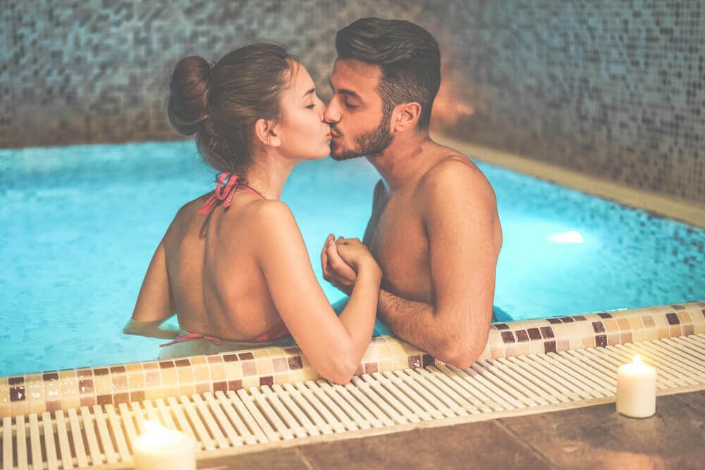 Par kysser i pool