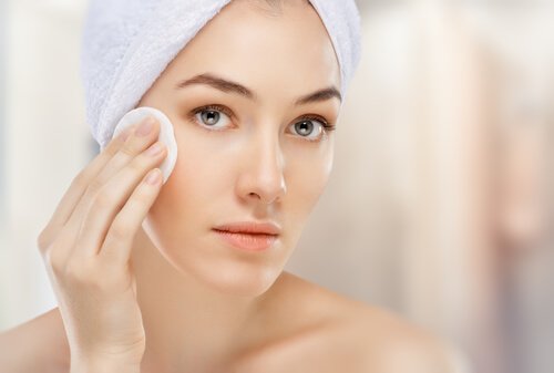 Kvinde der renser sin hud - vasker dit ansigt