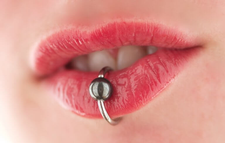 Kvinde med piercing i laeben