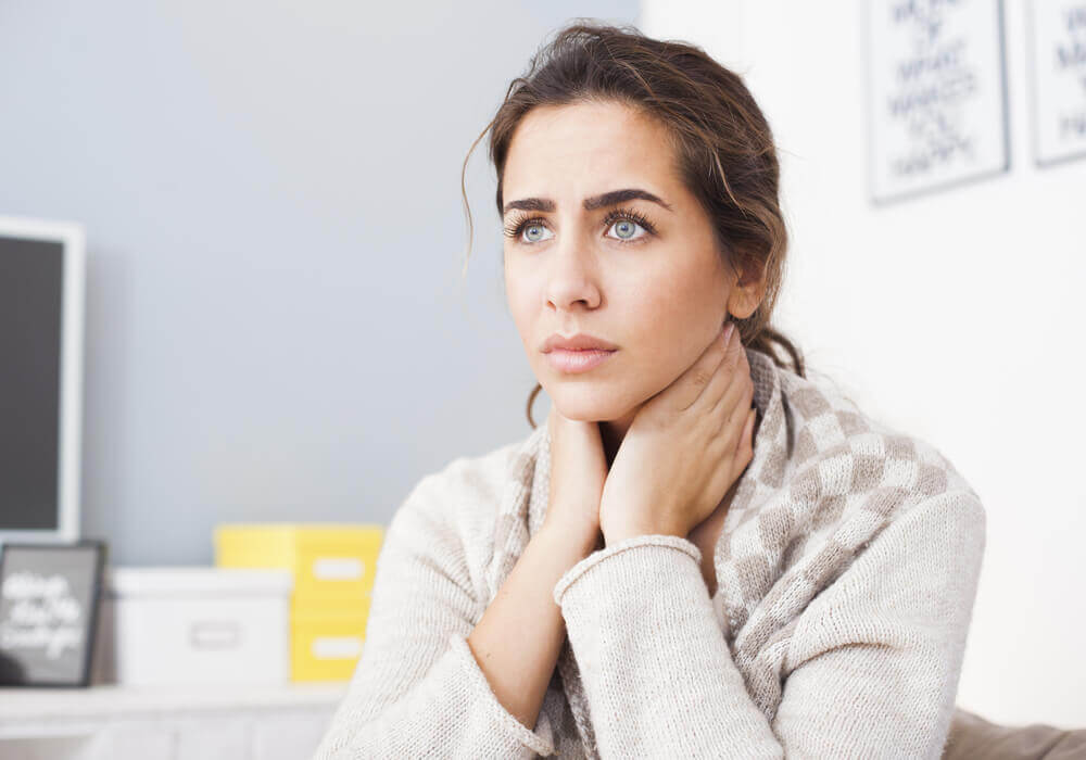 Kvinde der stirrer ud i luften