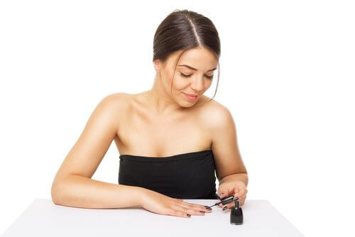 Kvinde paafoerer sort neglelak - dekorere dine negle