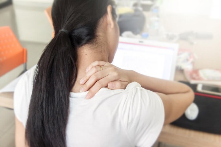 Kvinde med nakkesmerter - ondt i ryggen
