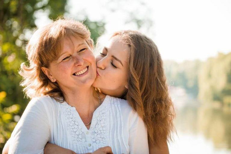 Hvordan får du et stærkt mor og datter forhold?