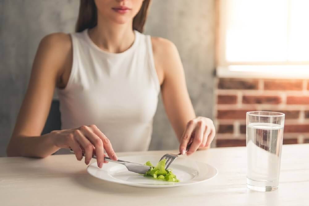 Kvinde spiser salat