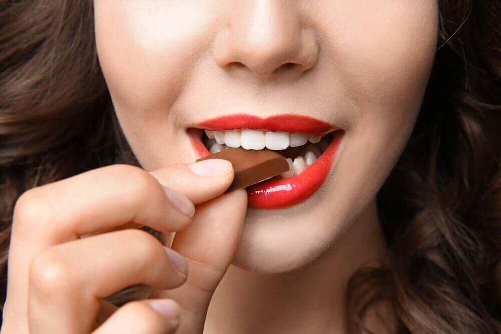 Kvinde spiser chokolade
