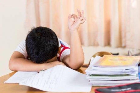 Soevnigt barn der kaemper med lektierne - sene sengetider