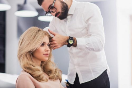 En kvinde går til frisuren for at se yngre ud billigt