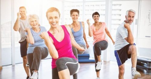 En gruppe mennesker dyrker motion for at se yngre ud