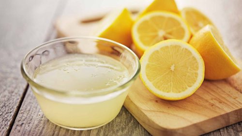Citroner er blevet presset til citron juice