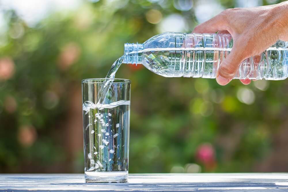 Et glas vand der bliver haeldt op