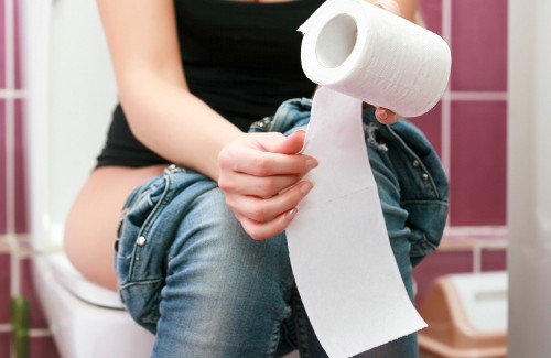 Kvinde der sidder paa toilettet - af med haemorider