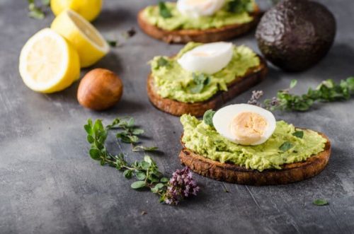 Avocado toast er en af de lækre madvarer du bør bruge i din kost