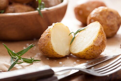 Bagte kartofler er en af de mange lækre madvarer du bør bruge i din kost