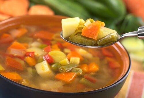 En person har lavet en sund grøntsagssuppe