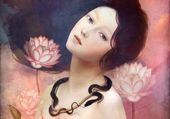Kvinde med slange om halsen