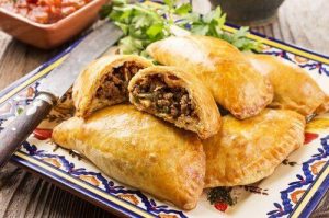 Hjemmelavet kylling eller oksekøds empanada