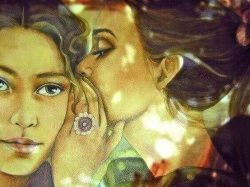 Kvinde hvisker til en anden - bidronningesyndrom hos kvinder