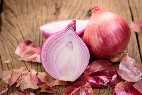 Løg er nemme at tilføje til rigtig mange retter. Det gør lige meget om det er en gryderet eller en salat - løg vil helst sikker gøre den mere spændende og smagfuld, samtidig med at det stimulerer produktionen af kollagen til din hud.