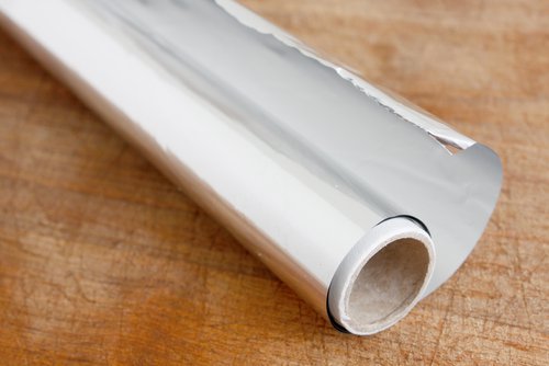 Det gøres klar til at bruge en af de mange anvendelser af aluminiumsfolie