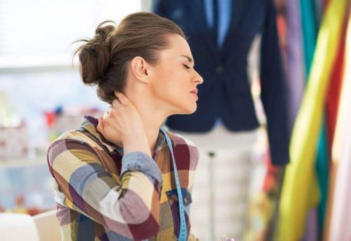 En kvinde har ondt i nakken og burde bruge aluminiumsfolie