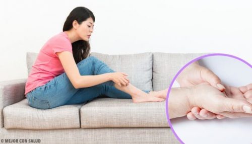Kvinde paa sofa