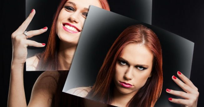 Kvinde der holder to billeder op