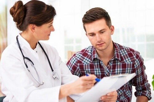 Ung mand hos laegen - divertikulose behandles