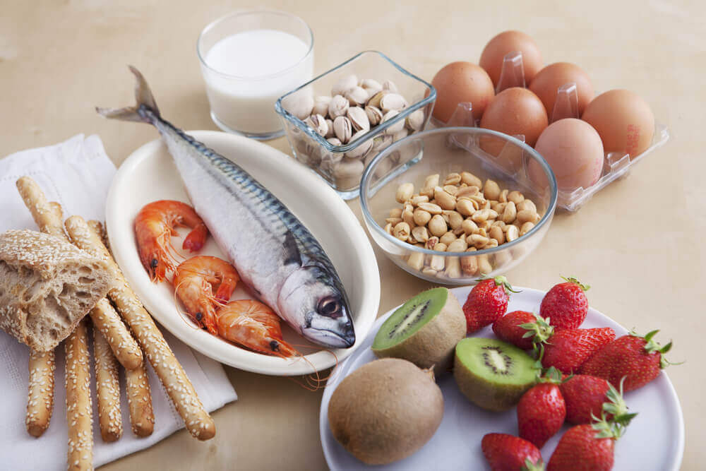 Et bord med aeg, fisk, groentsager og korn