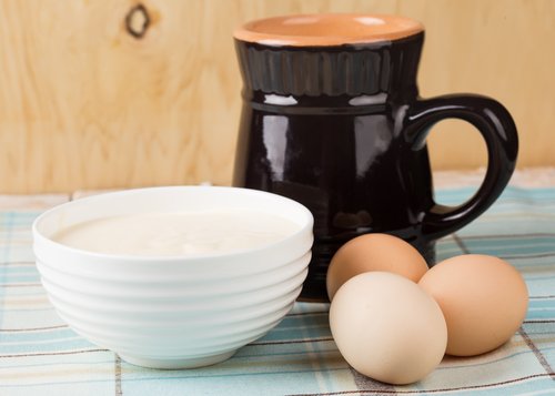 Æg, skål med youghurt og en kande