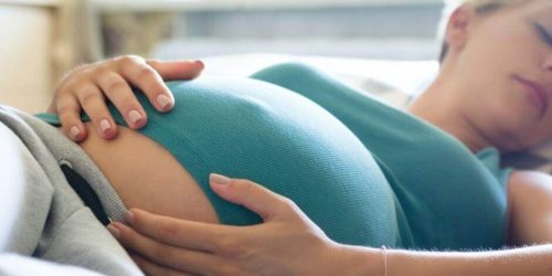 Gravid kvinde der sover