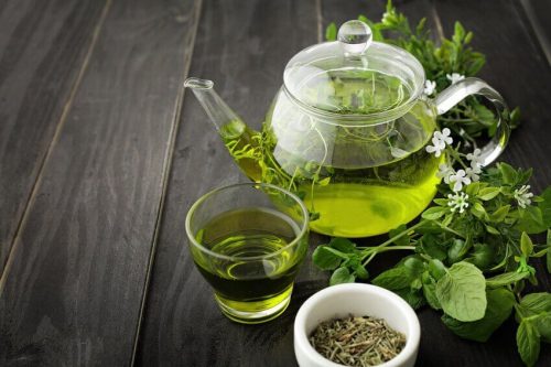 Grøn te hjælper din fordøjelse på vej og indeholder meget få, næsten ingen, kalorier.