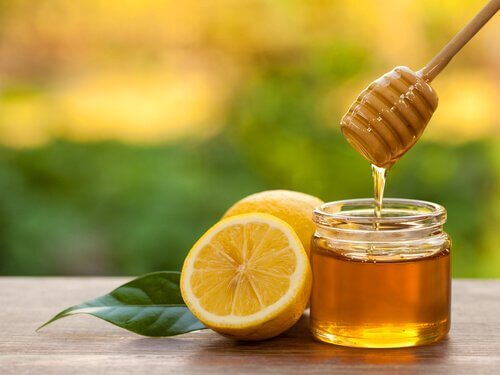 Glas med honning og en overskaaret citron - behandling af tandkoedsbetaendelse